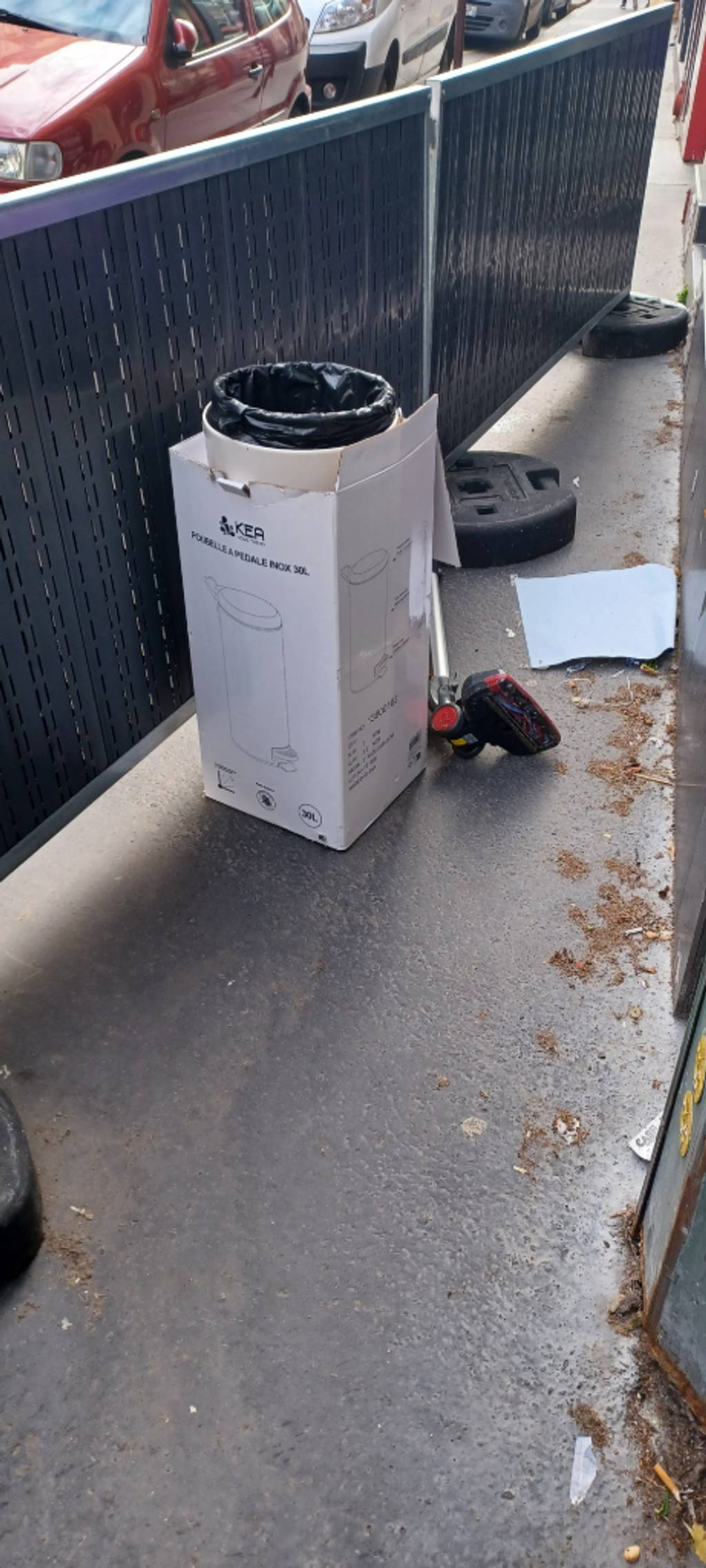 Photo 3 - Barrière utilisée comme dépôt de déchets