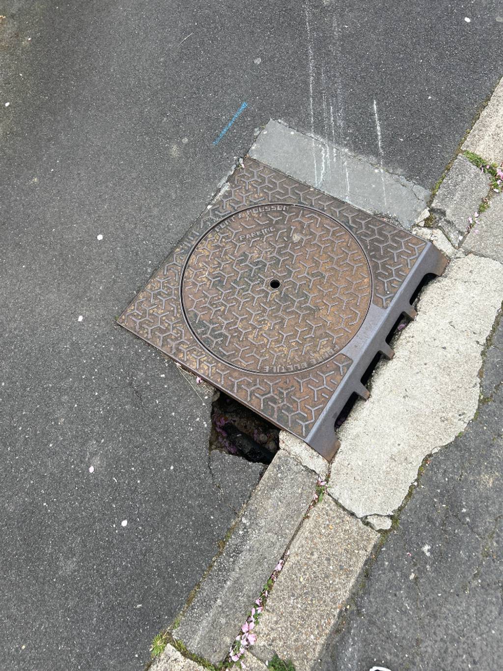 Bouche d'égout affaissée trottoir