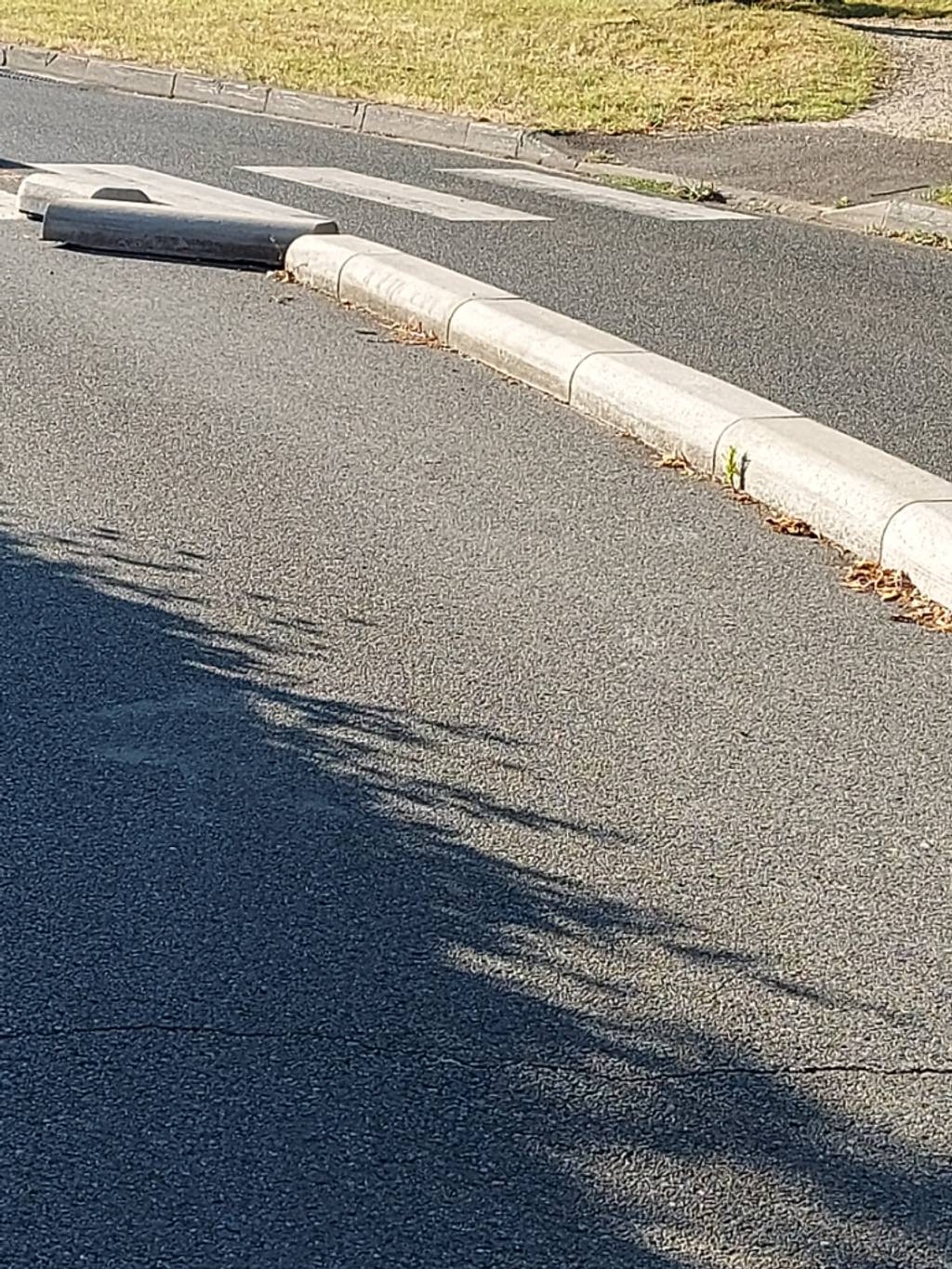 Photo 2 - Plots béton mal positionnés piste cyclable