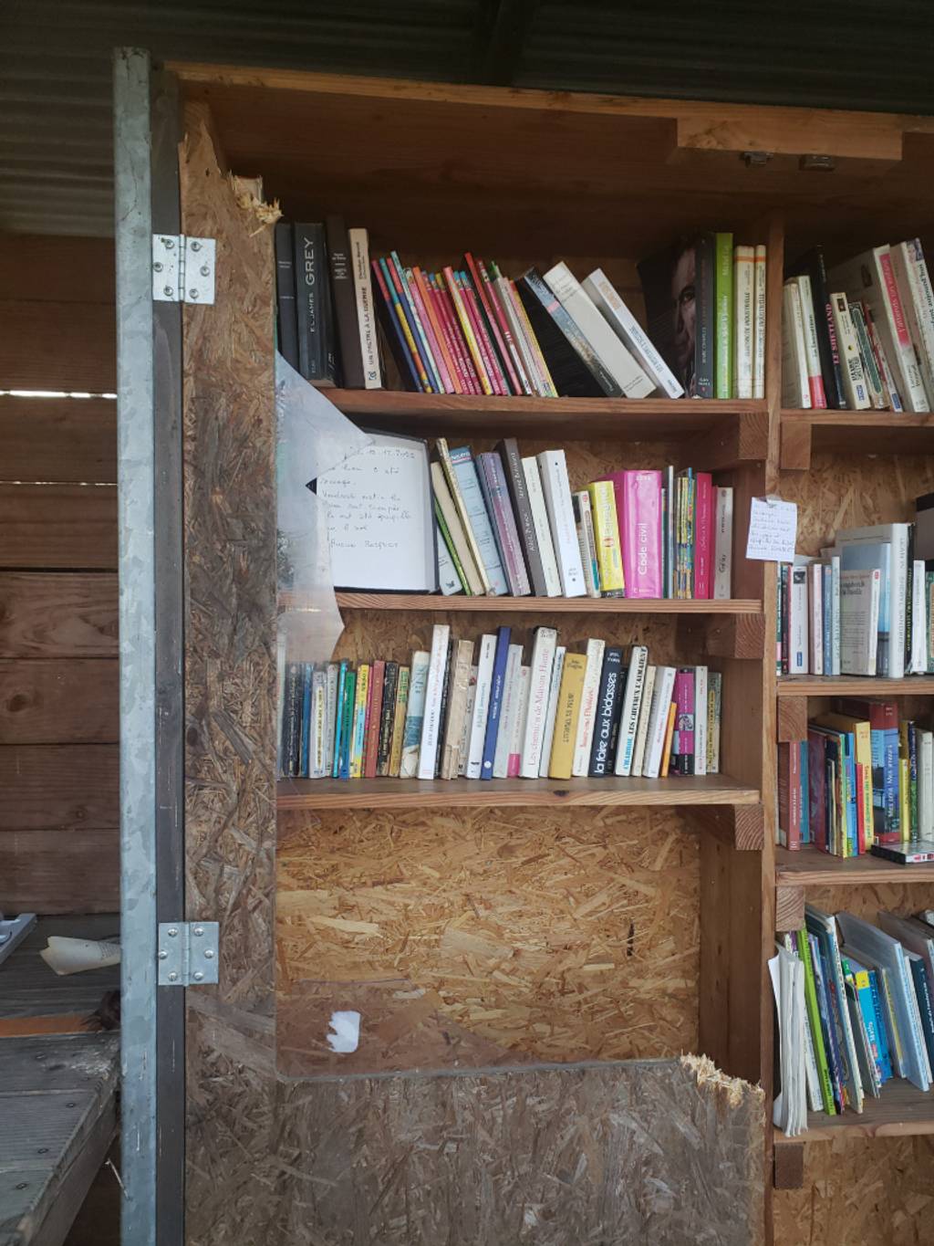 Photo 2 - Boîte à livres dégradée