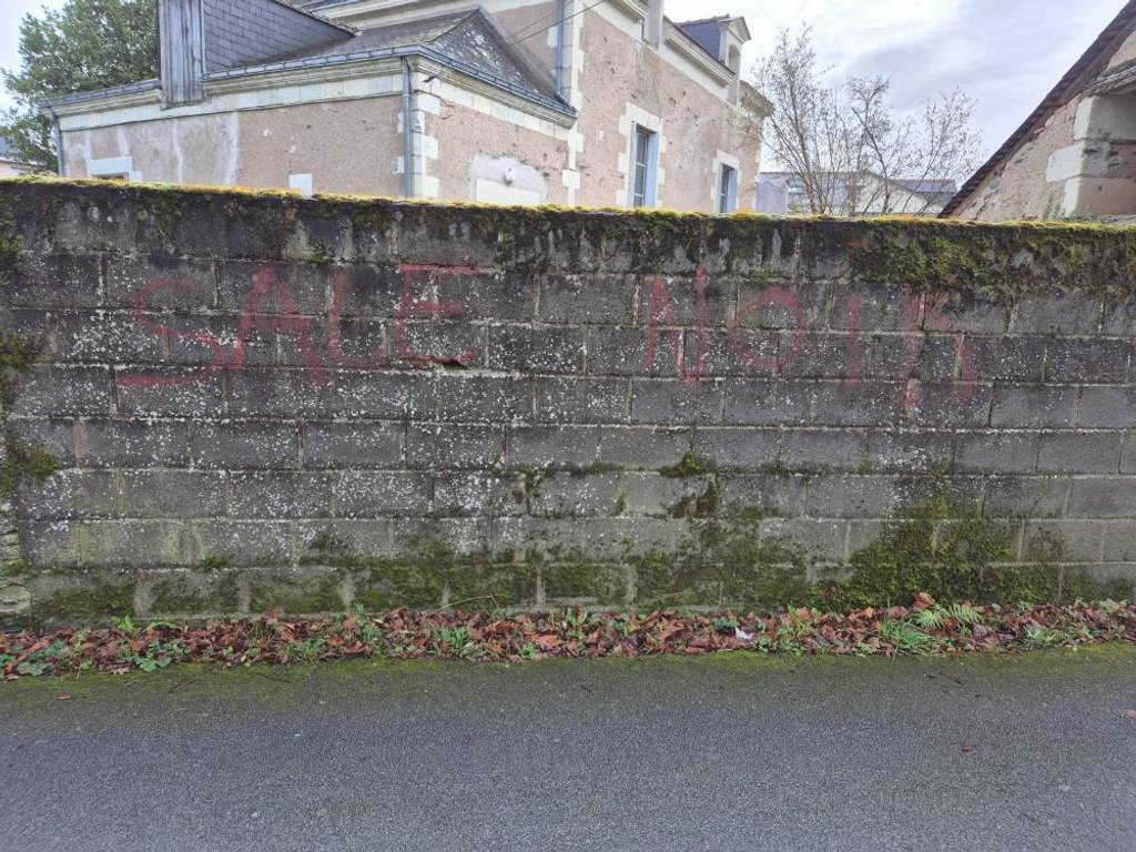 Tag raciste sur mur