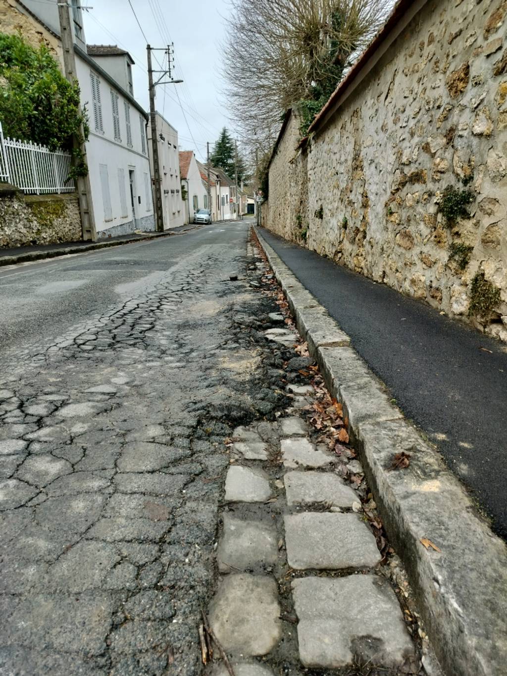 Affaissement de chaussée dangereux