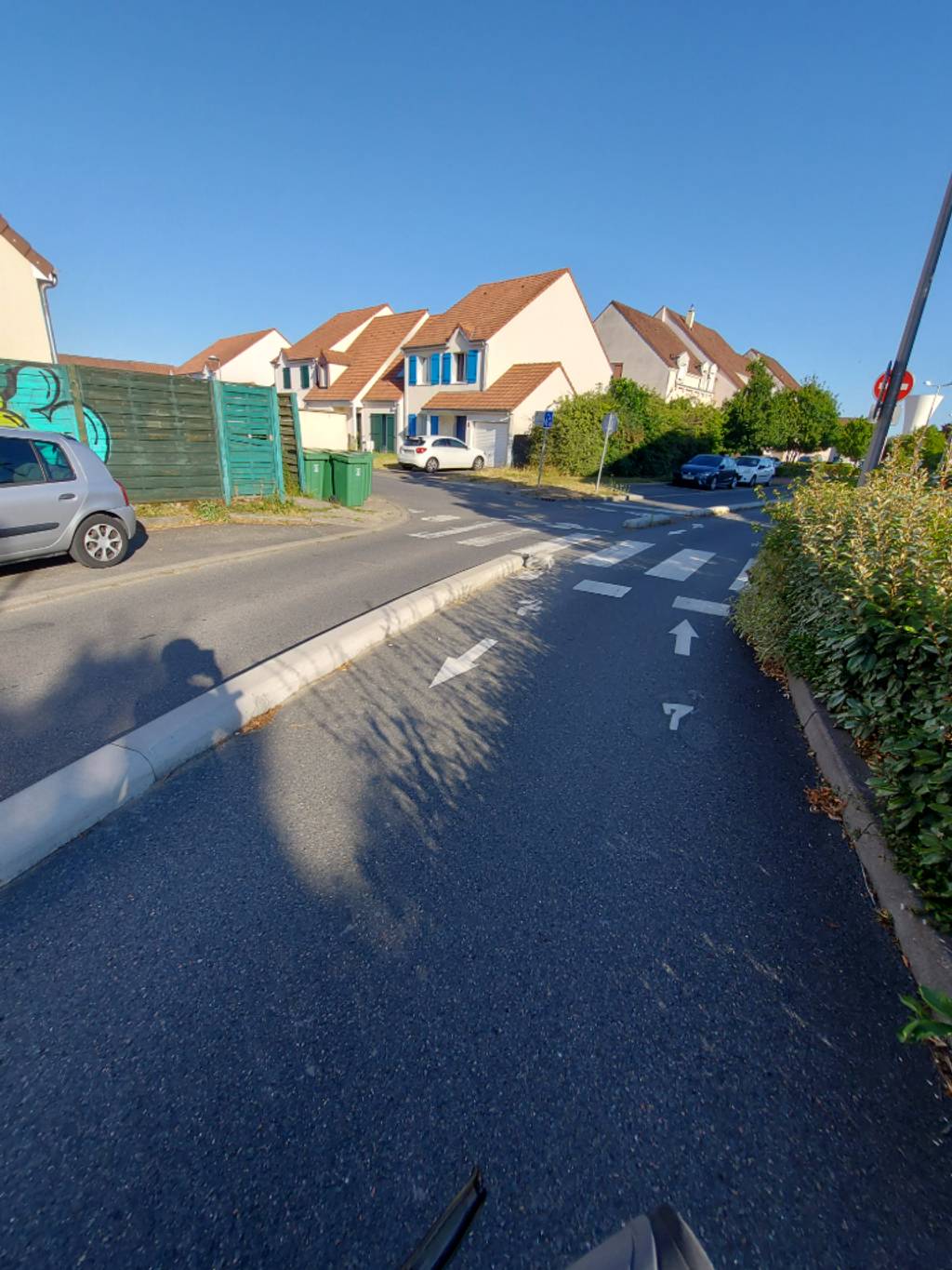 Photo 3 - Plots béton mal positionnés piste cyclable