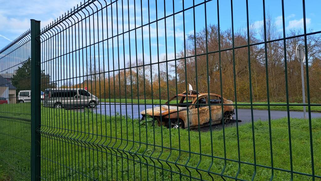 Photo 2 - Véhicule incendié abandonné