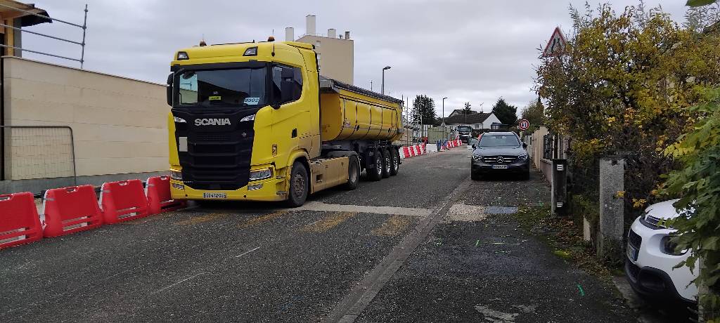 Bornes chantier déplacées trottoir encombré