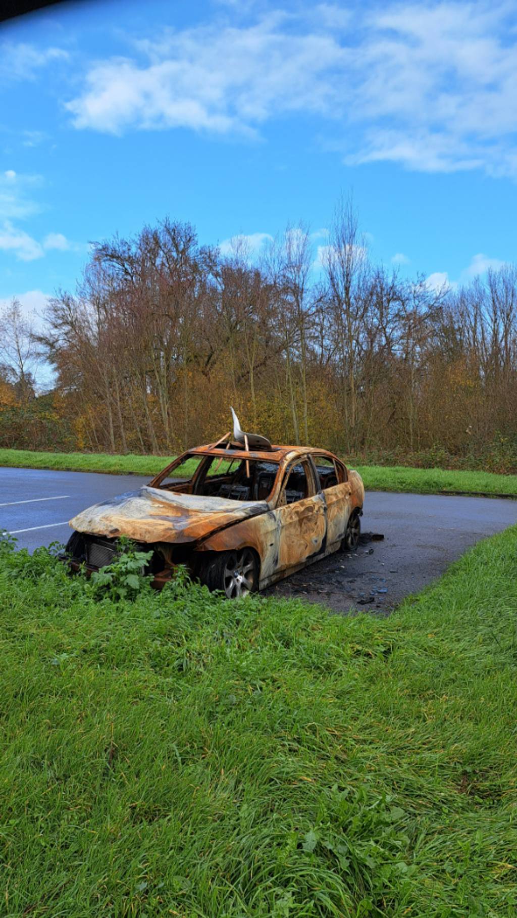 Véhicule incendié abandonné