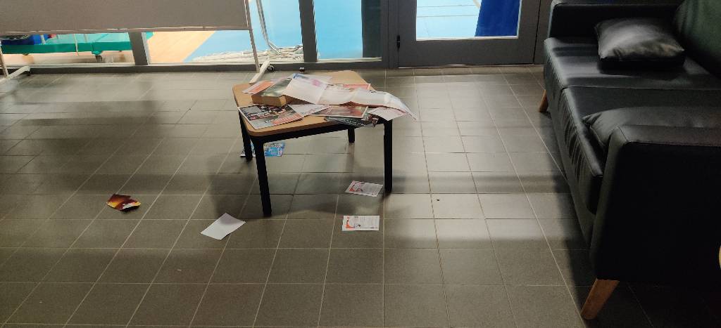 Déchets abandonnés dans espace sportif