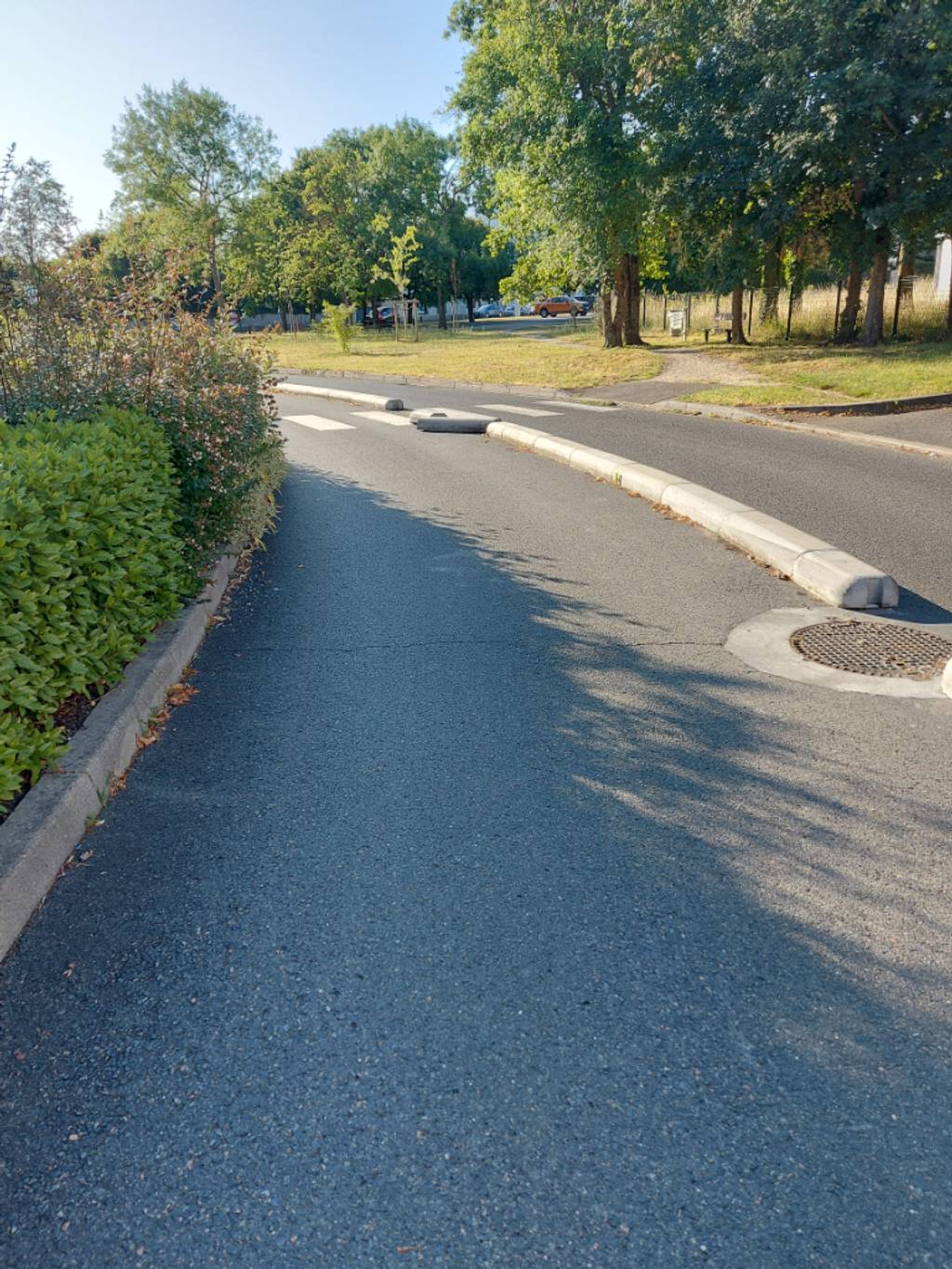 Plots béton mal positionnés piste cyclable