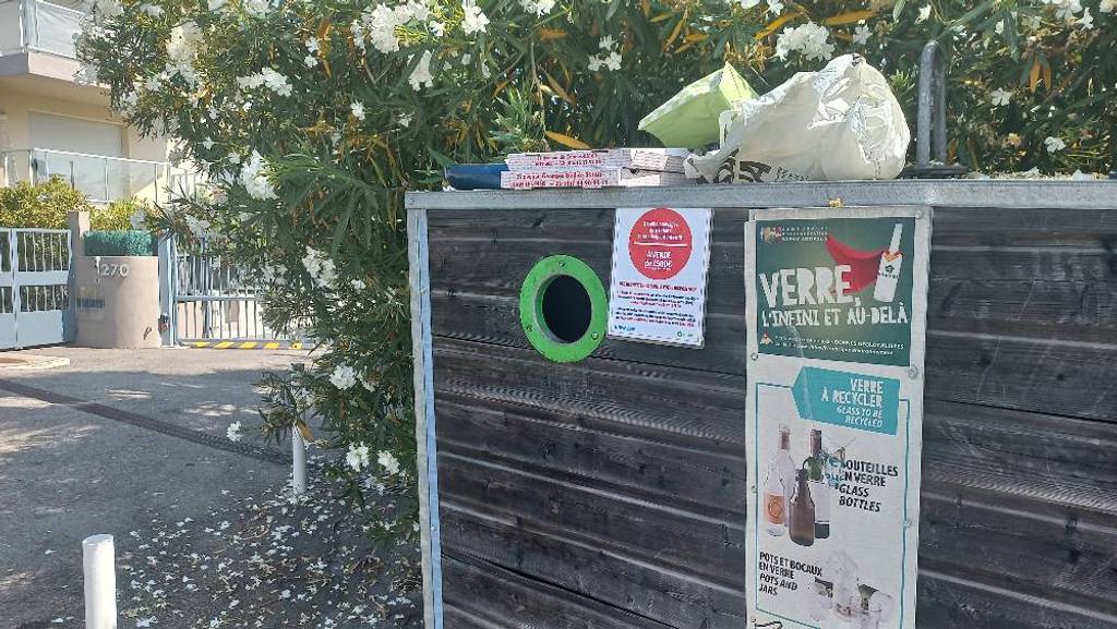 Déchets non conformes sur point verre