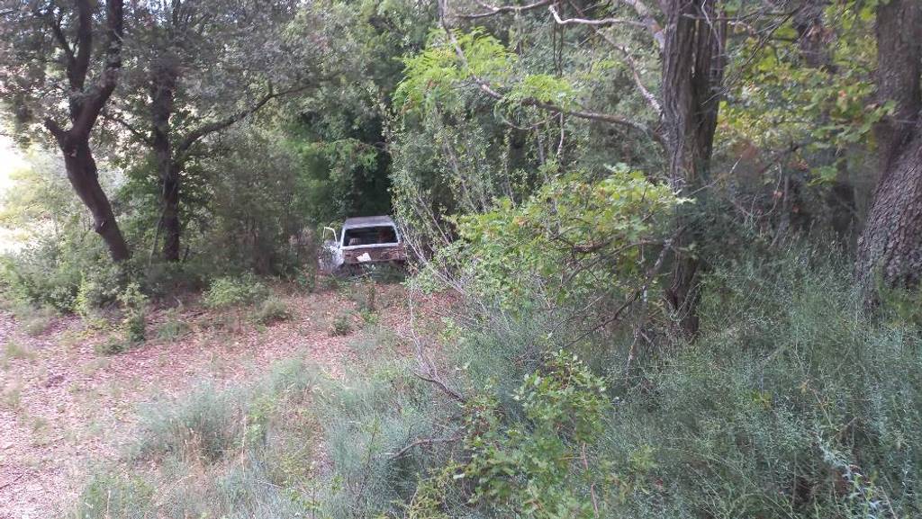 Épave automobile abandonnée