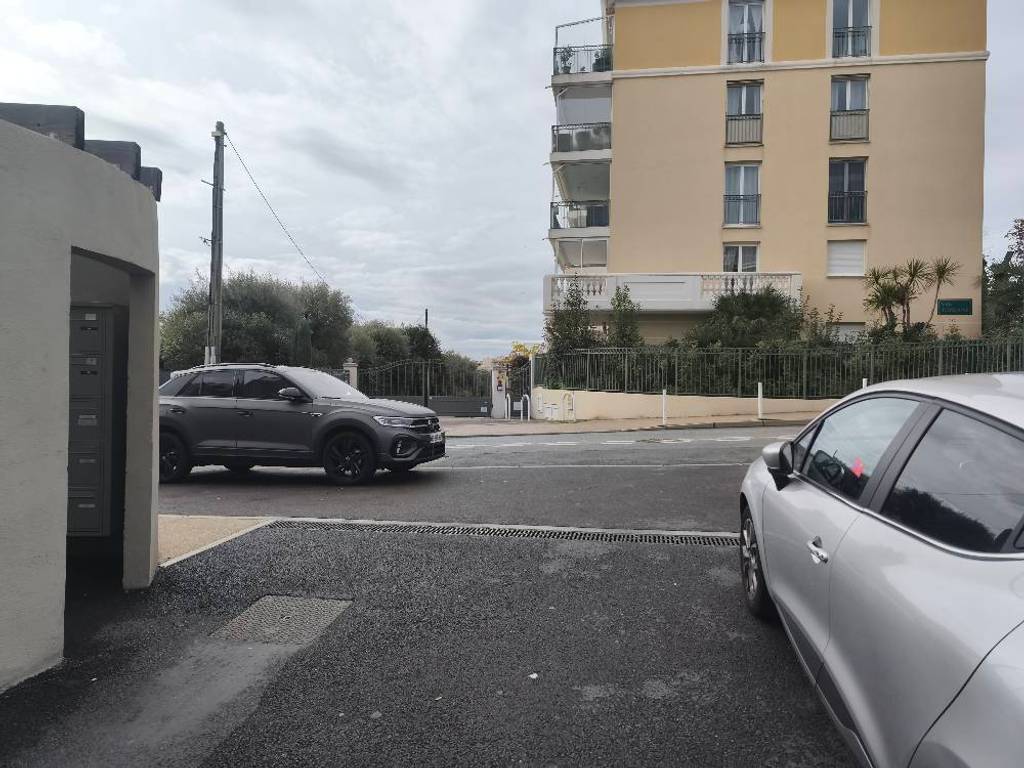 Photo 2 - Stationnement gênant visibilité