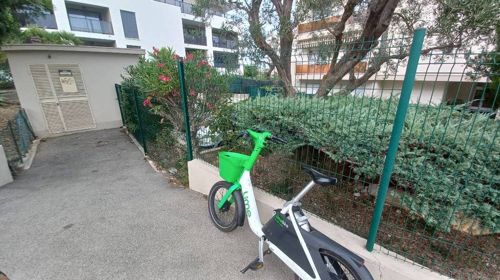 Vélo abandonné devant transformateur