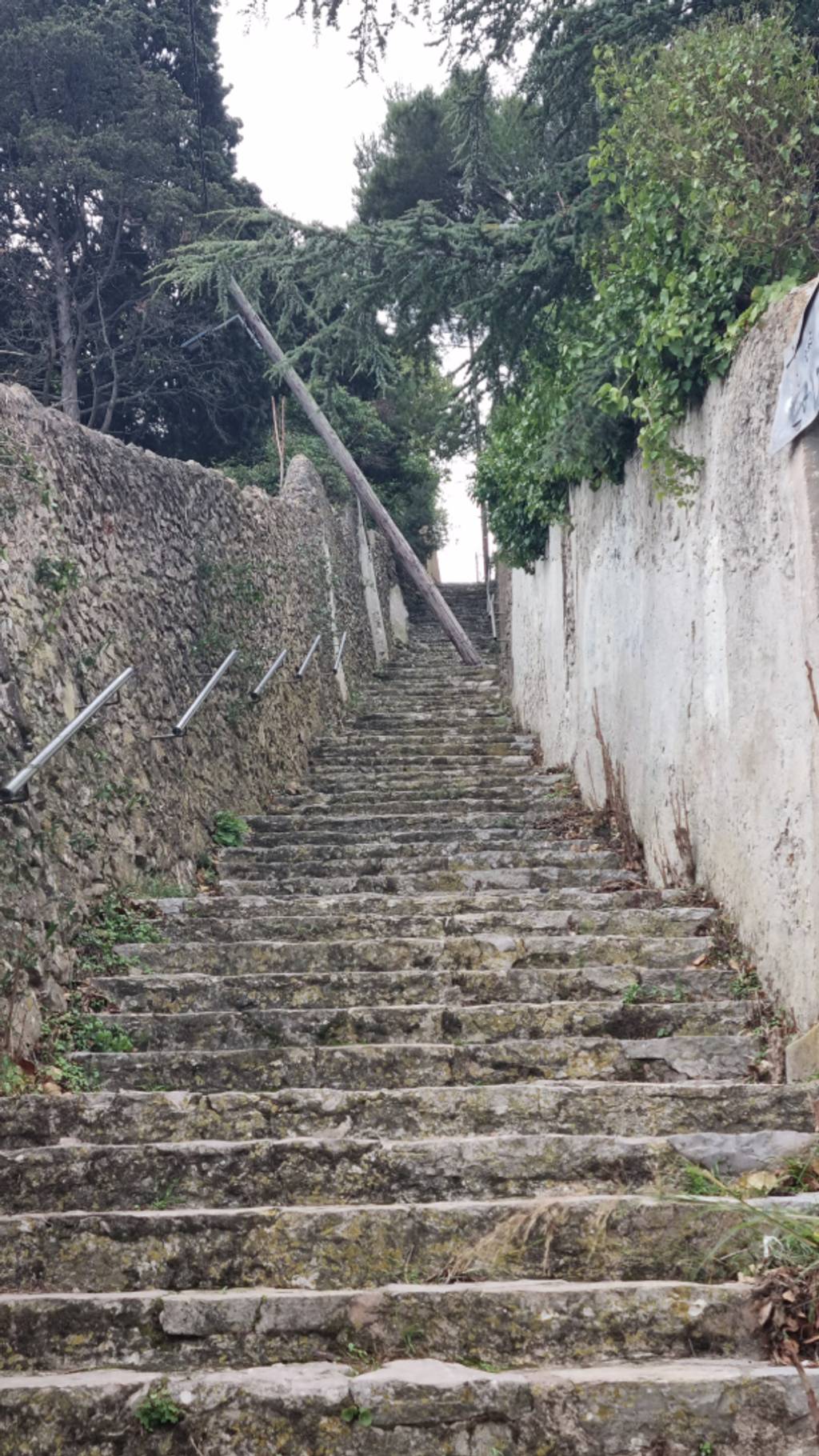 Poteau éclairage obstruant escalier