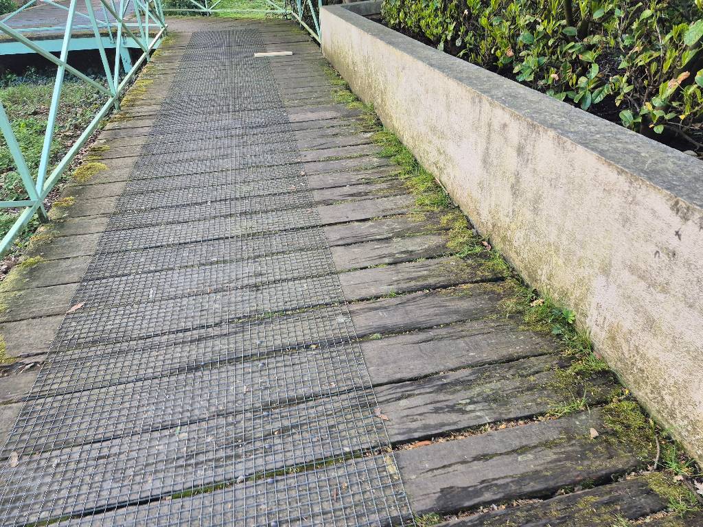 Photo 2 - Passerelle bois dangereuse pourrie