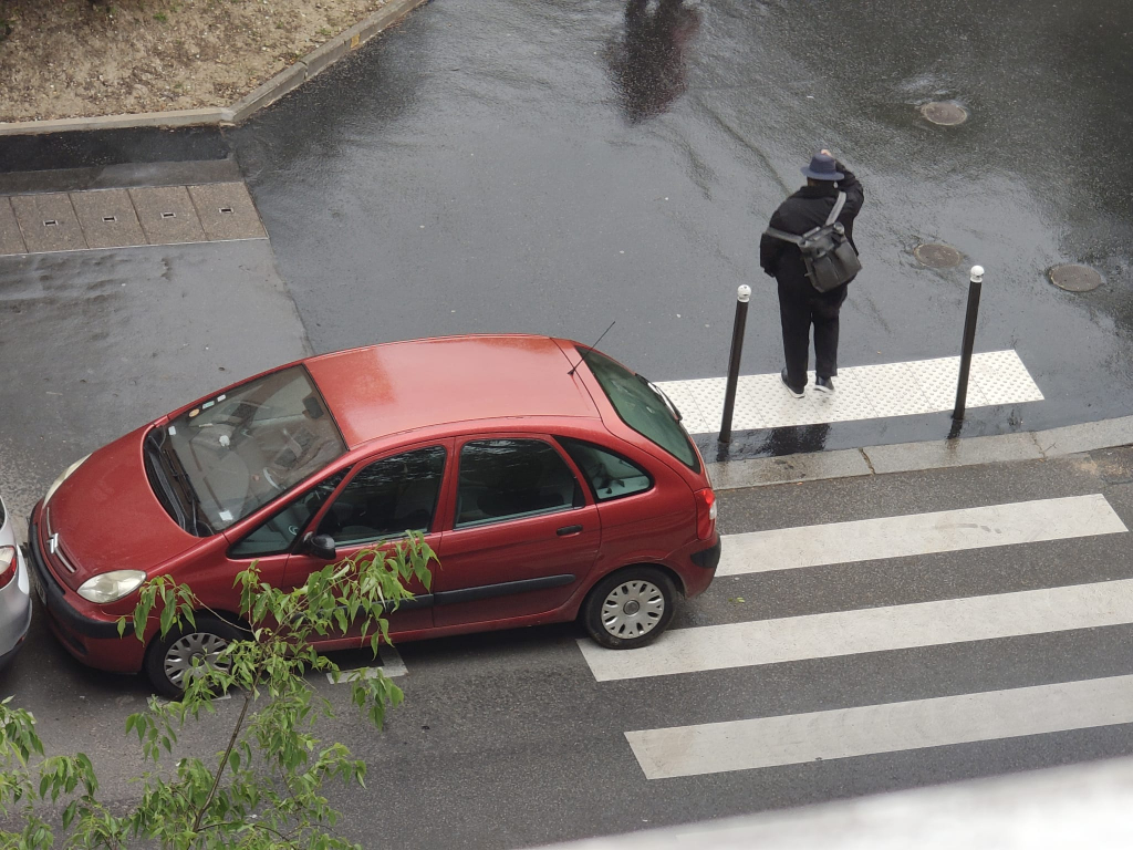 Photo 4 - Stationnement sur passage piéton