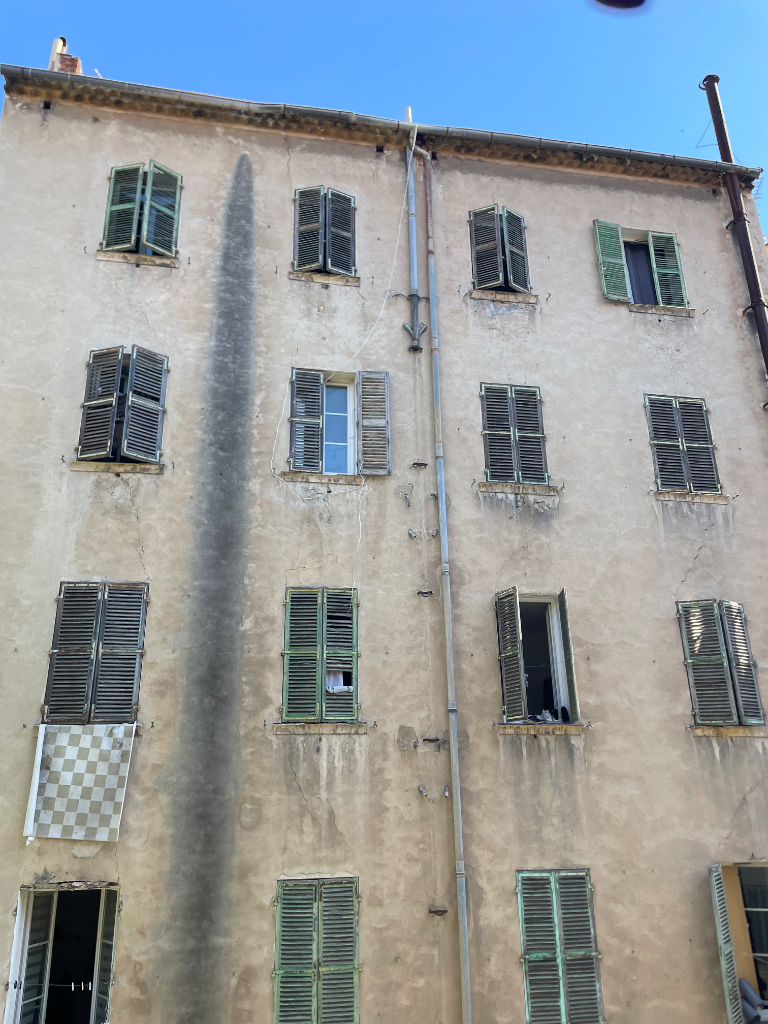 Photo 2 - Immeuble dégradé façade