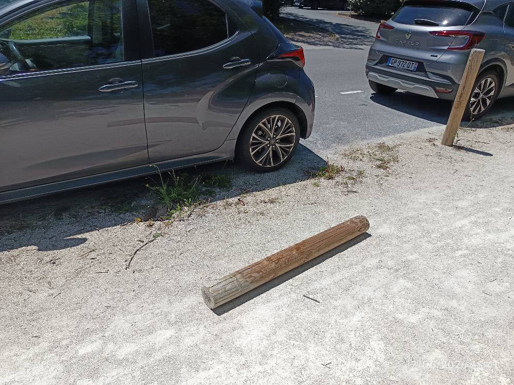 Poteau en bois descellé