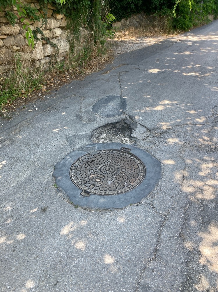 Trou dans la chaussée