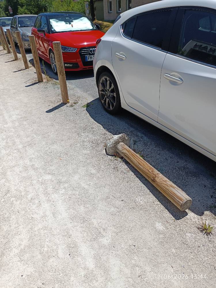 Poteau en bois descellé