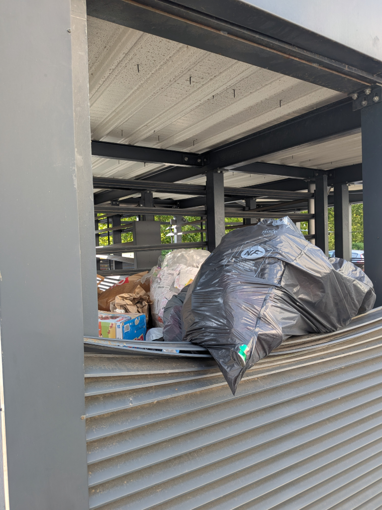 Signalement Déchets dans parking