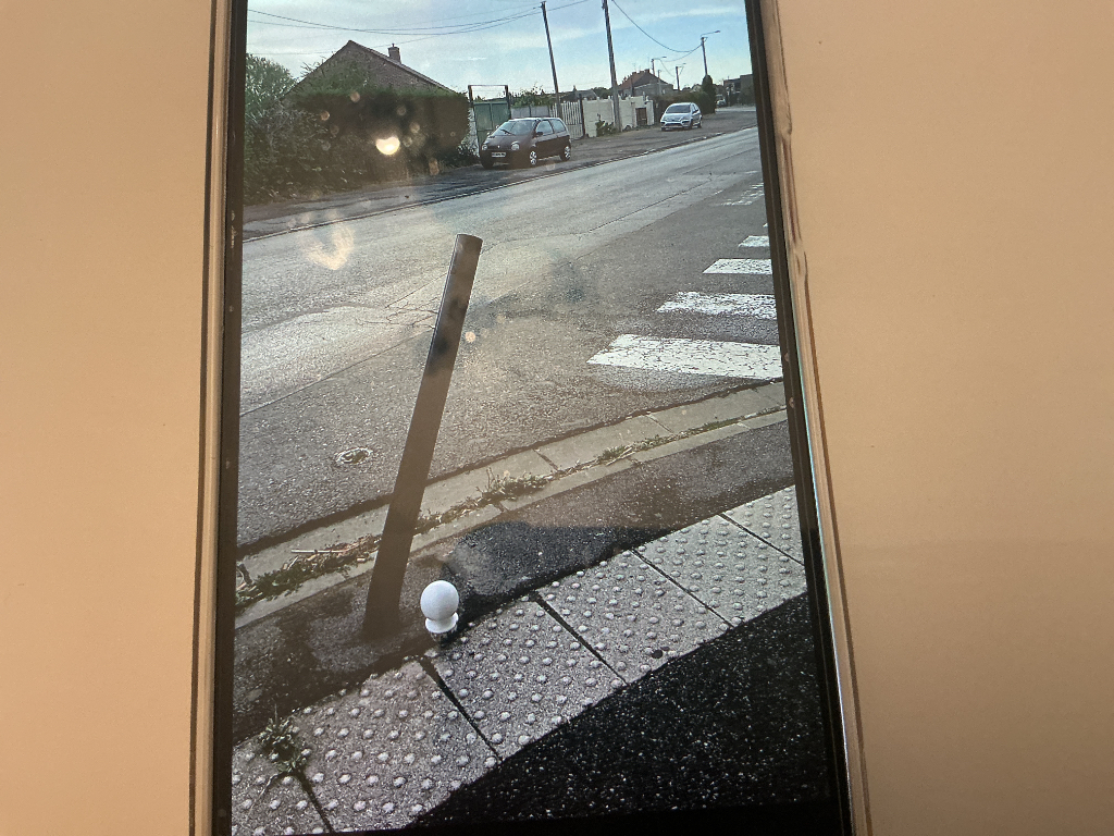 Signalement Poteau endommagé penché