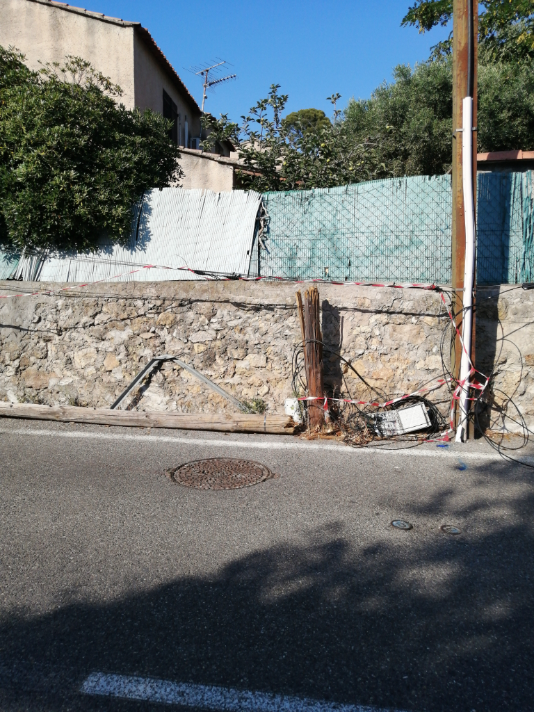 Poteau fibre tombe