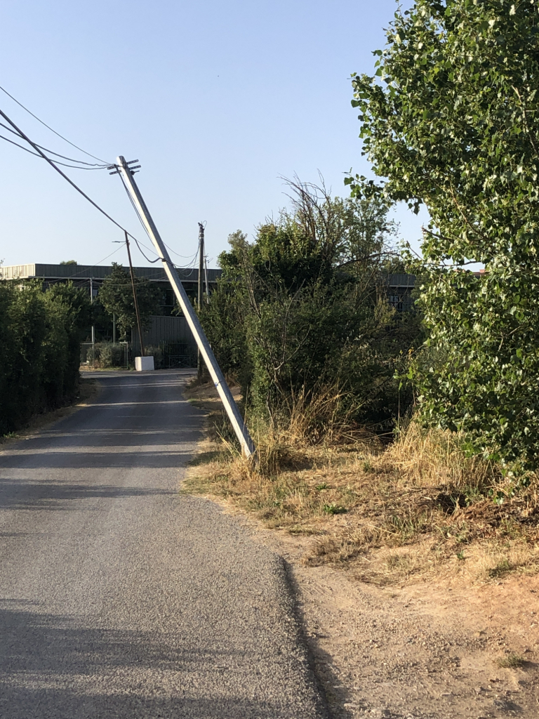 Poteau métallique penché