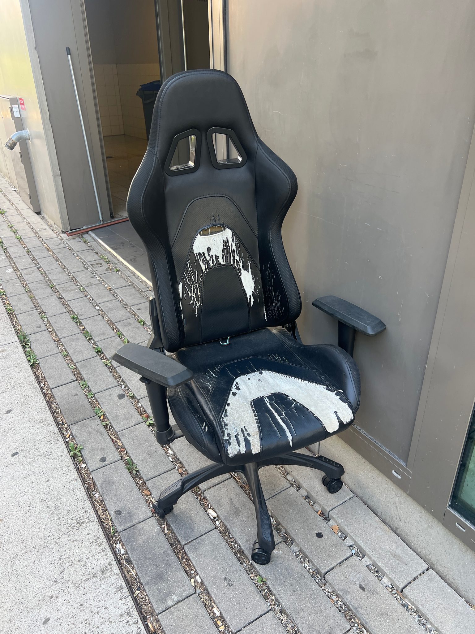 Signalement Fauteuil abandonné