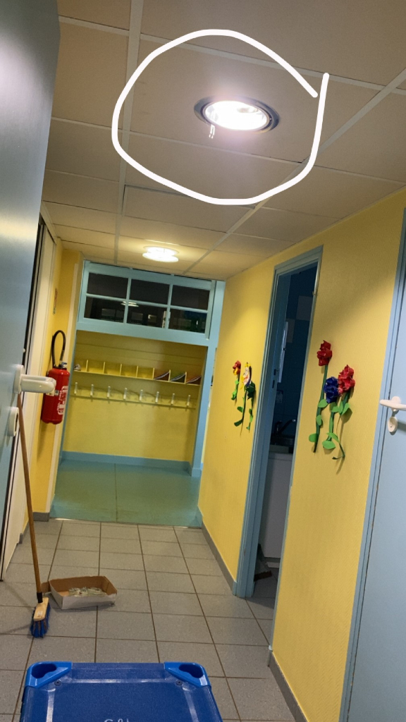 Signalement Luminaire endommagé dans couloir