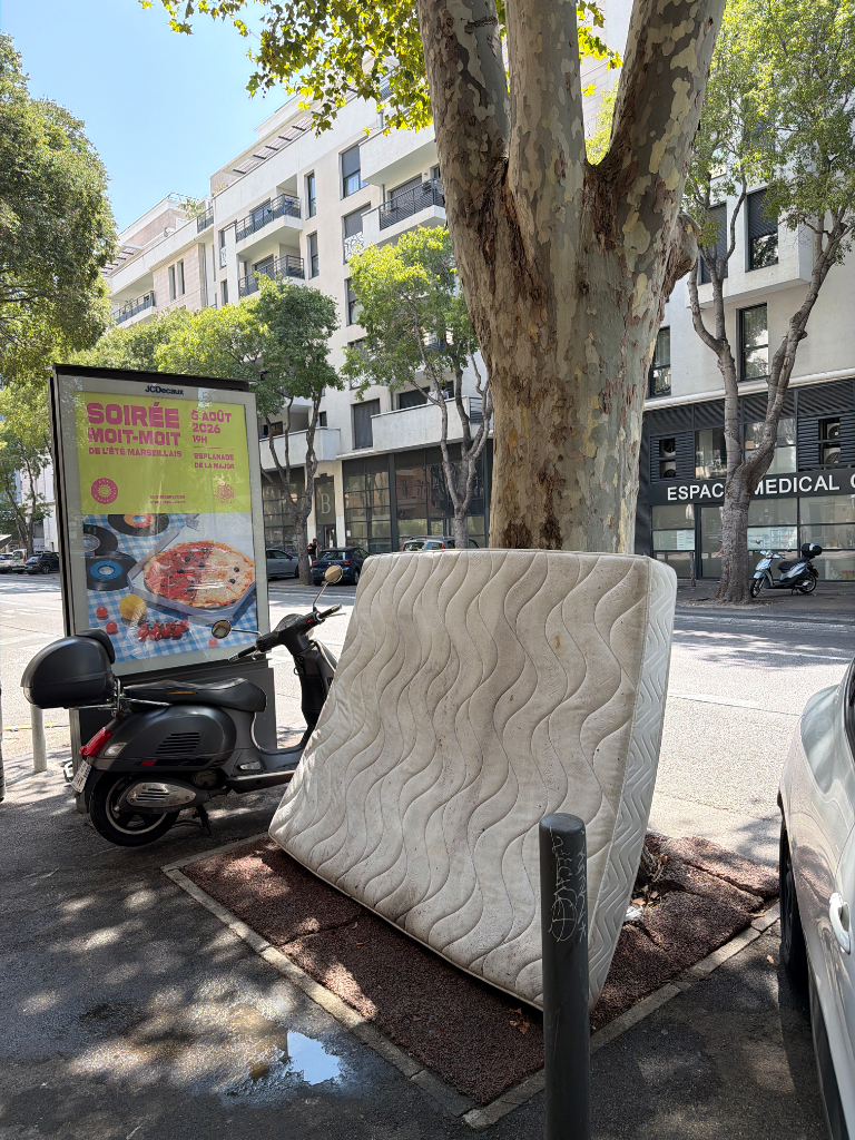 Signalement Matelas abandonné et déchets