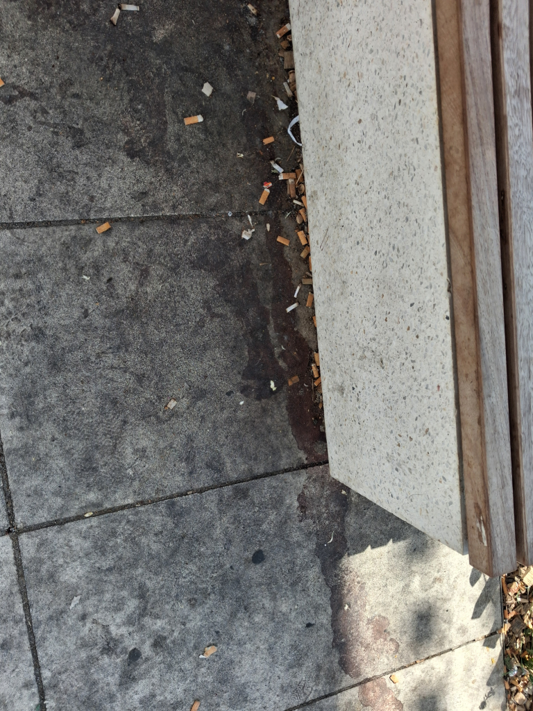 Signalement Accumulation de mégots et déchets