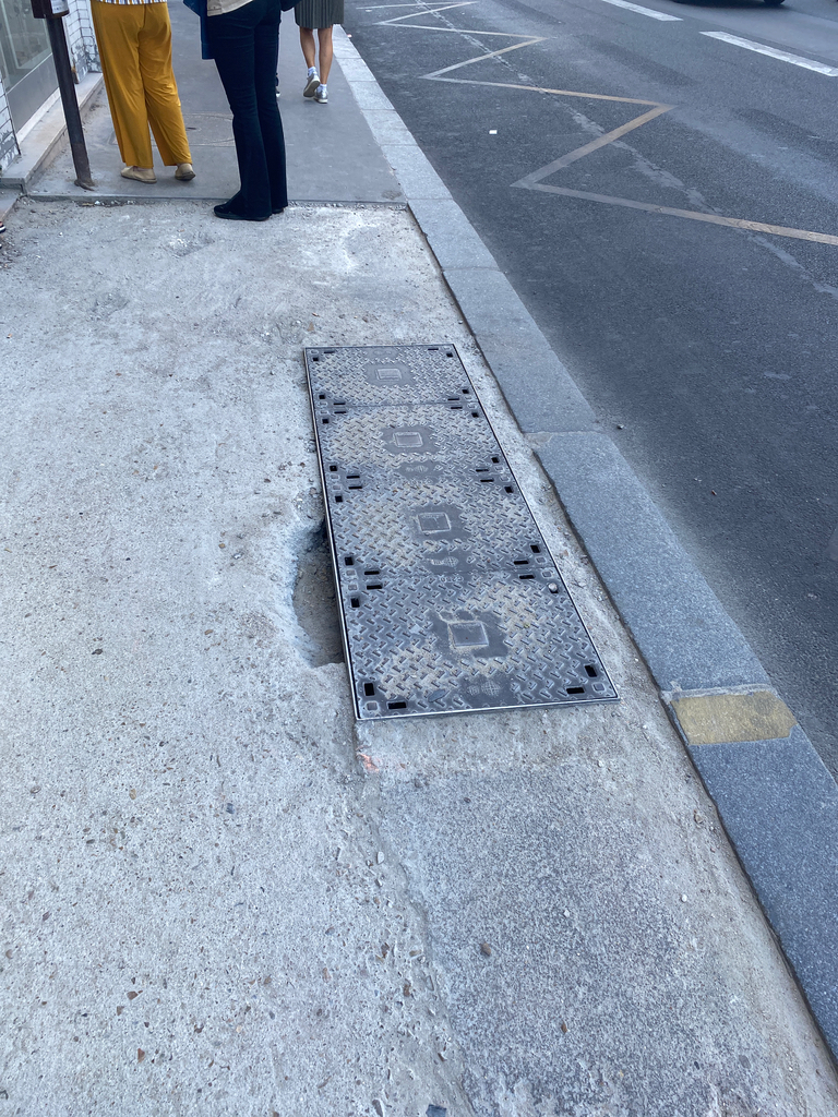 Photo 2 - Trou dangereux sur trottoir