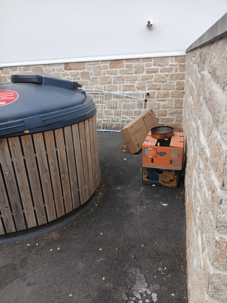Déchets encombrants sur trottoir