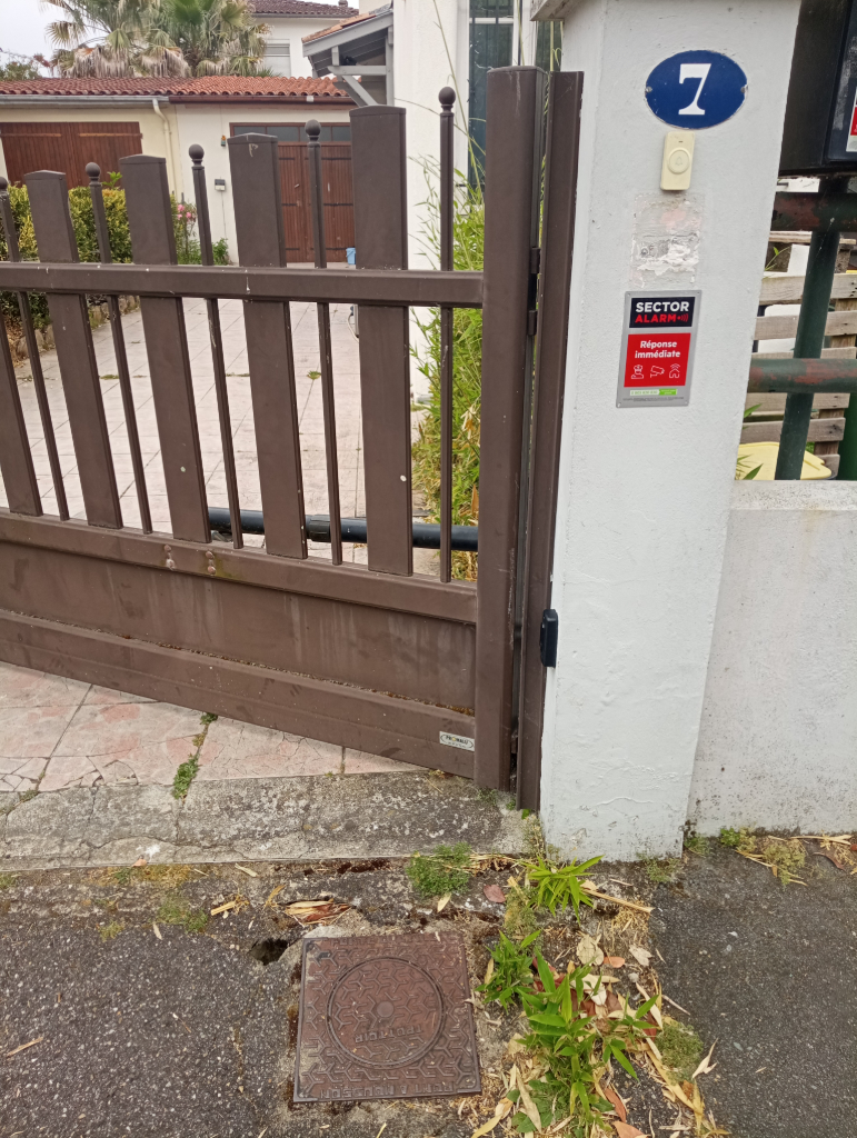 Photo 2 - Trou dans la chaussée