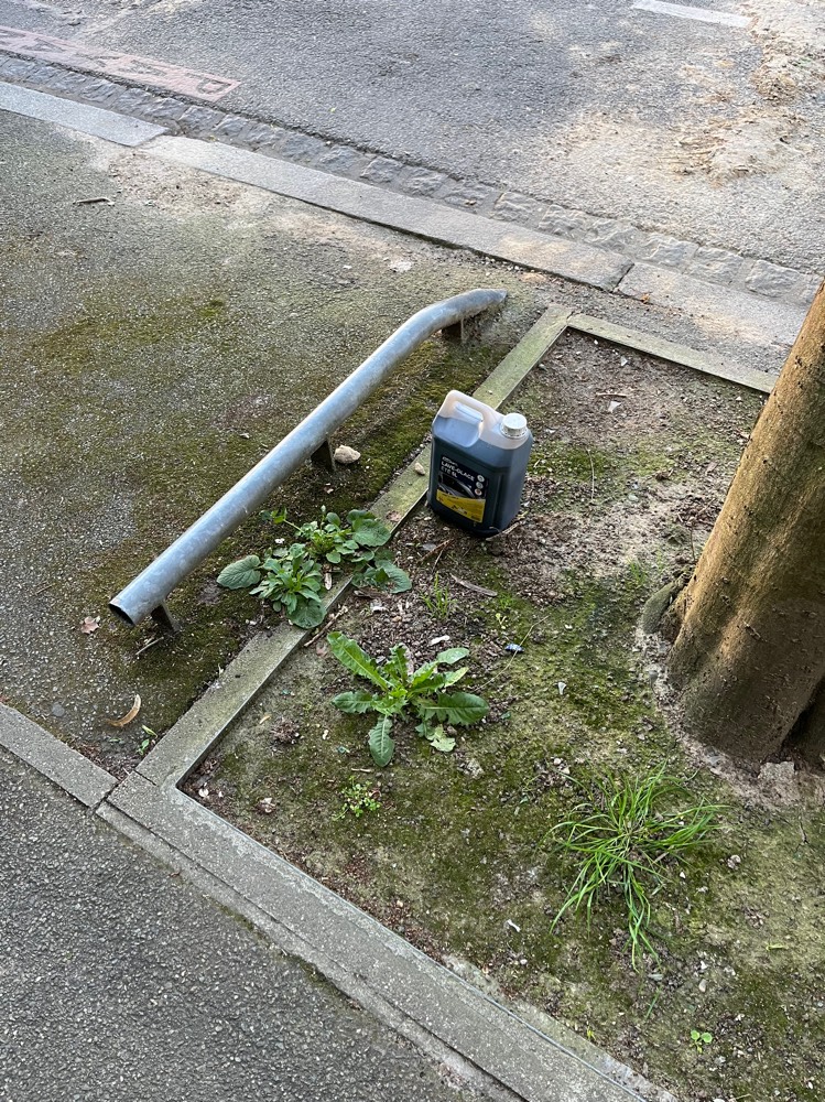 Pot de vidanges abandonné