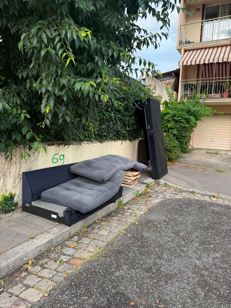 Canapé abandonné