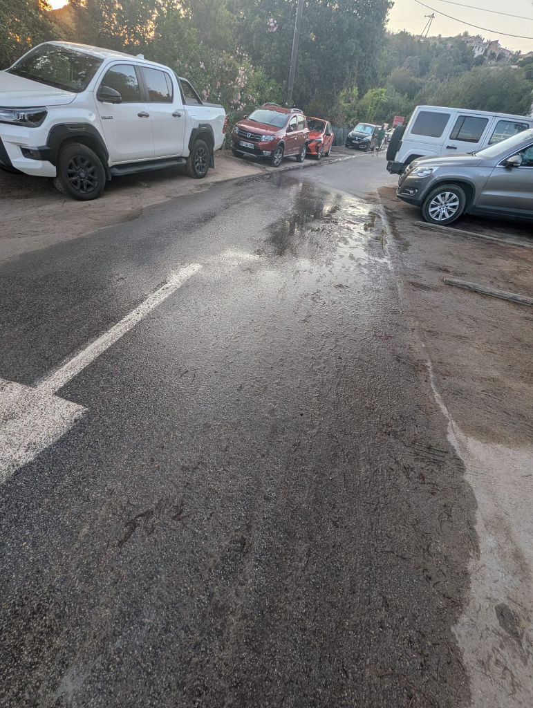 Signalement Mare d'eau sur parking