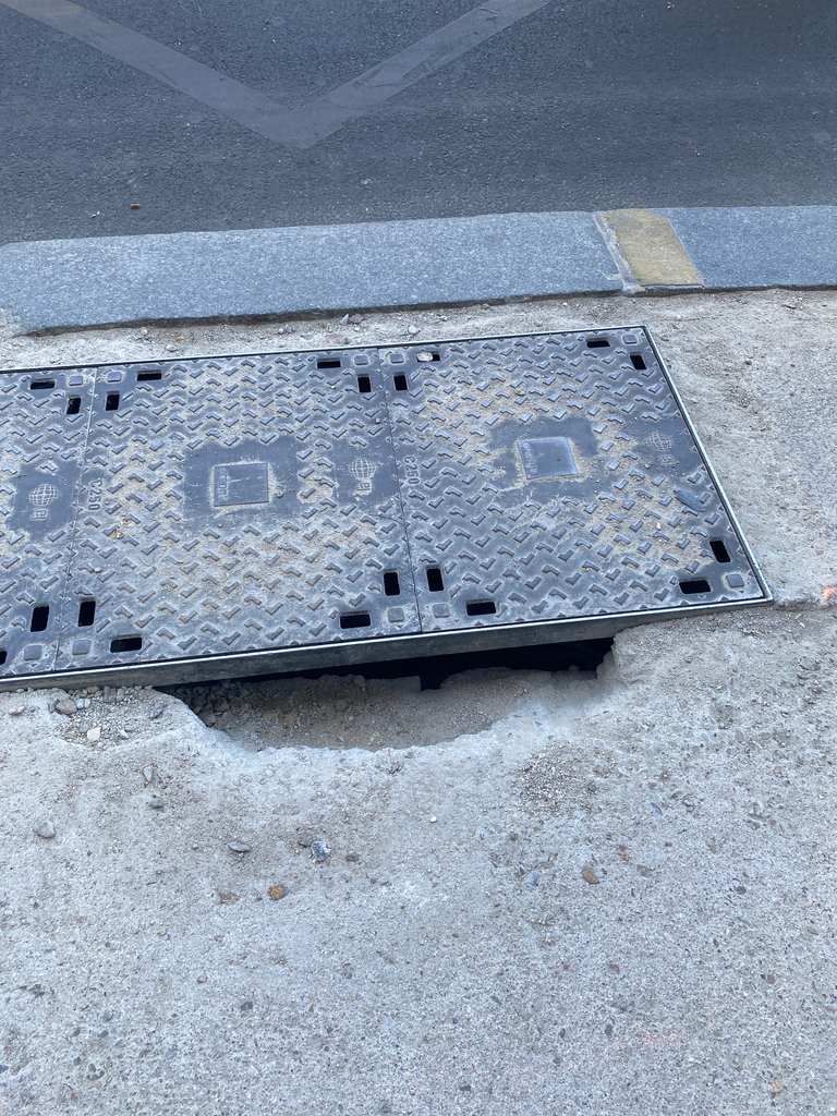 Trou dangereux sur trottoir