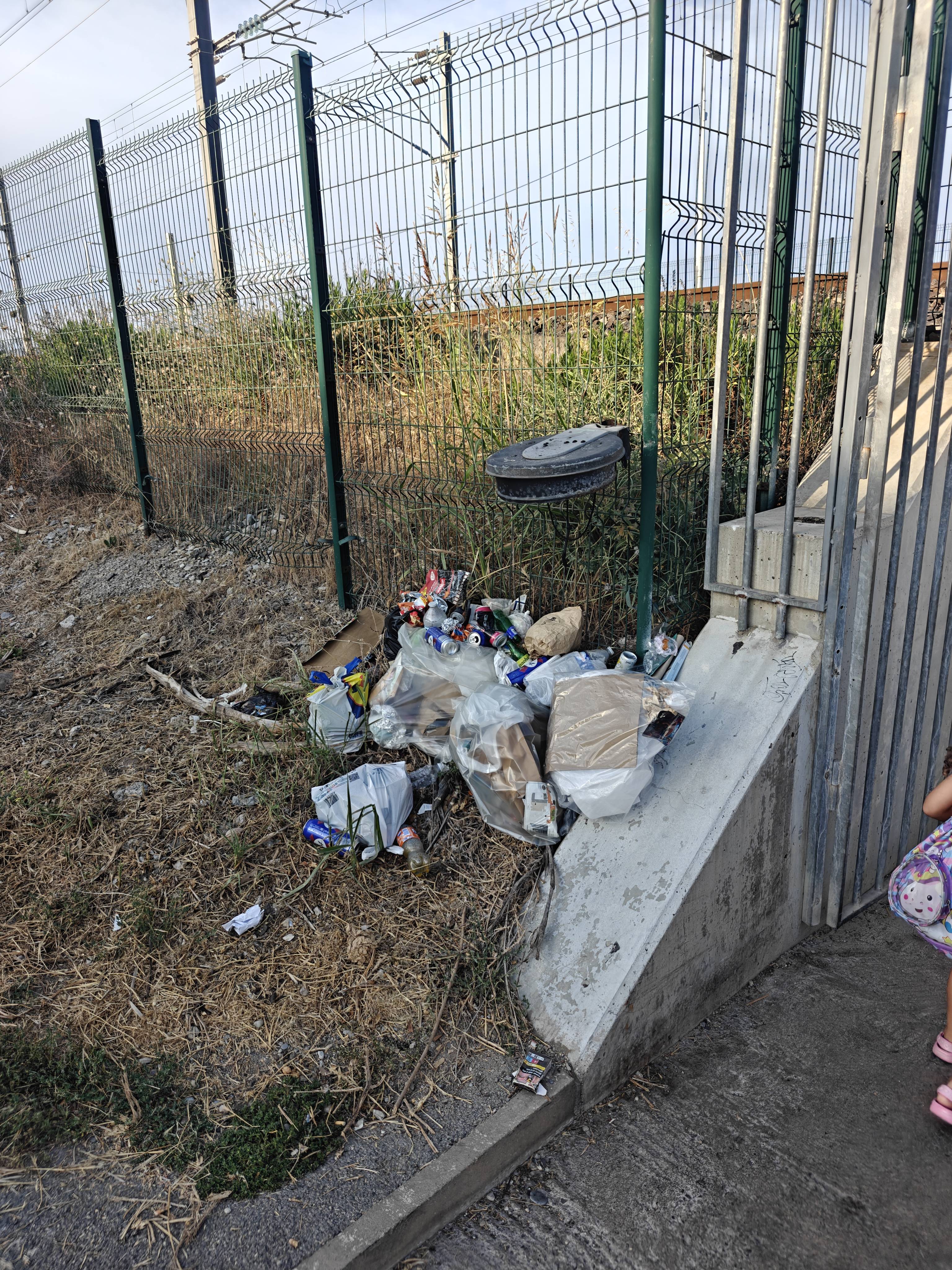Poubelle cassée et collecte dégradée Place