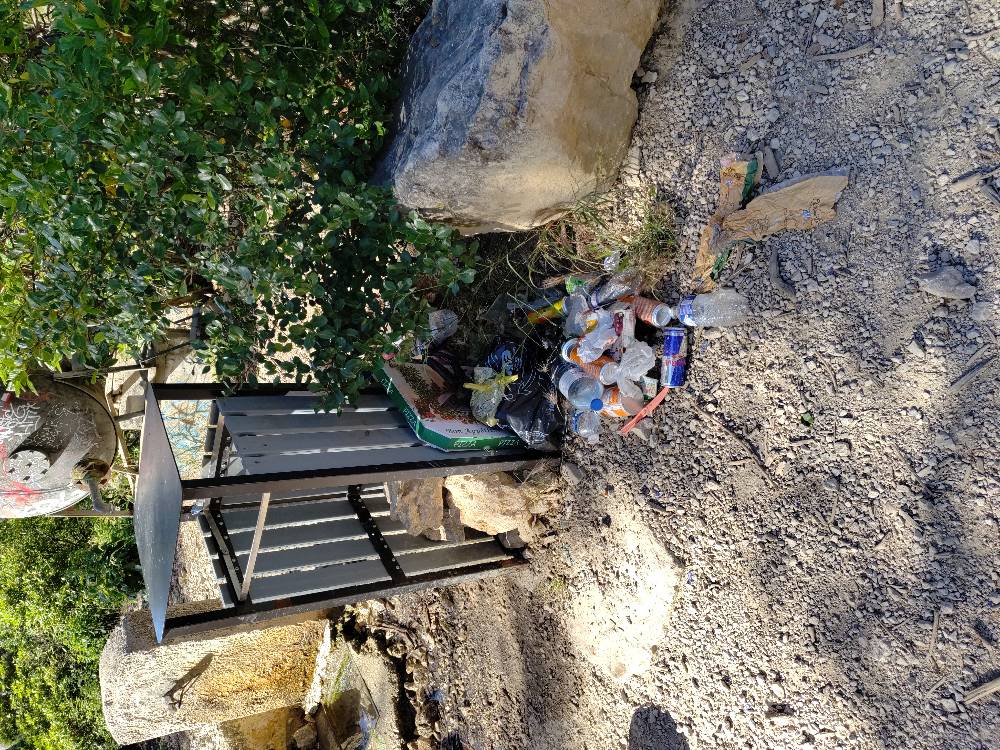 Détritus accumulés près fontaine