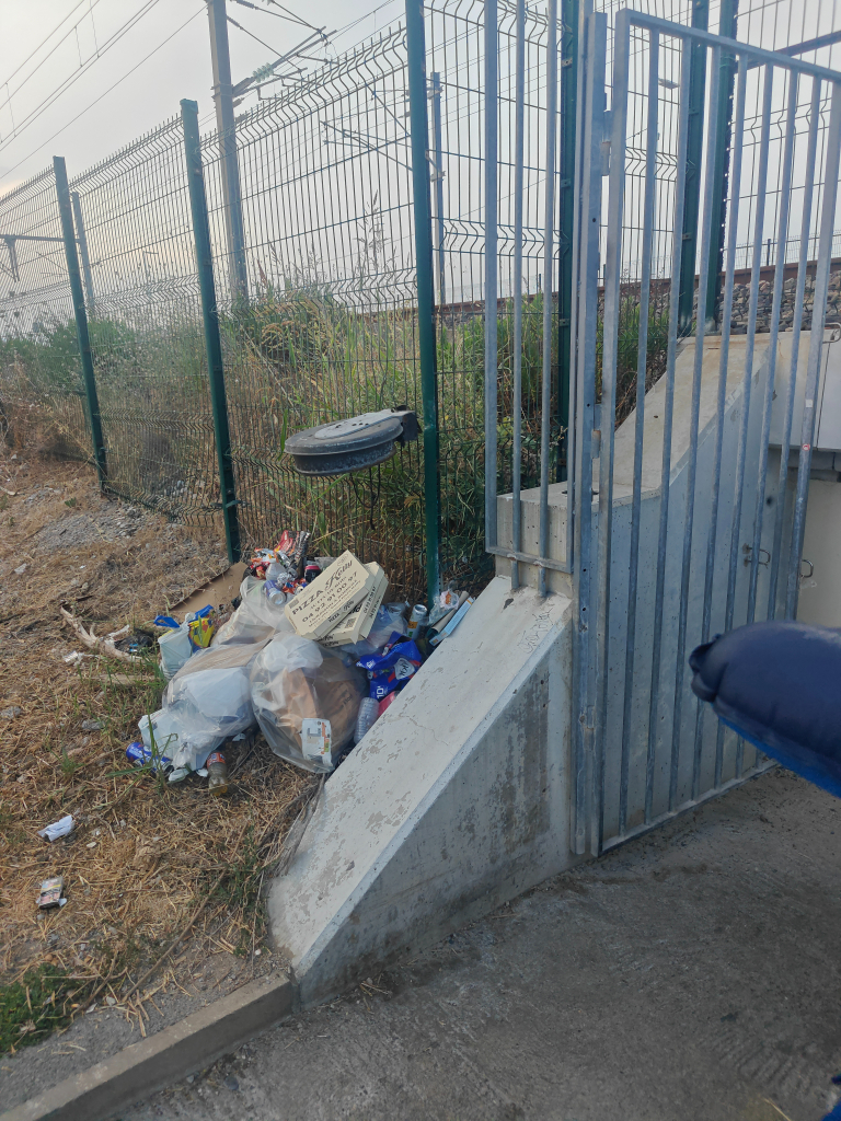Poubelle endommagée et ramassage non effectué
