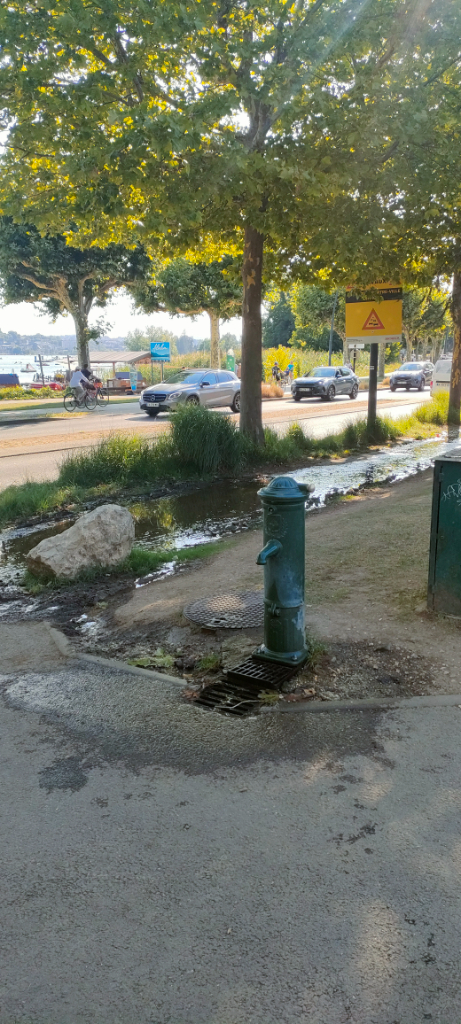 Fontaine publique inonde trottoir
