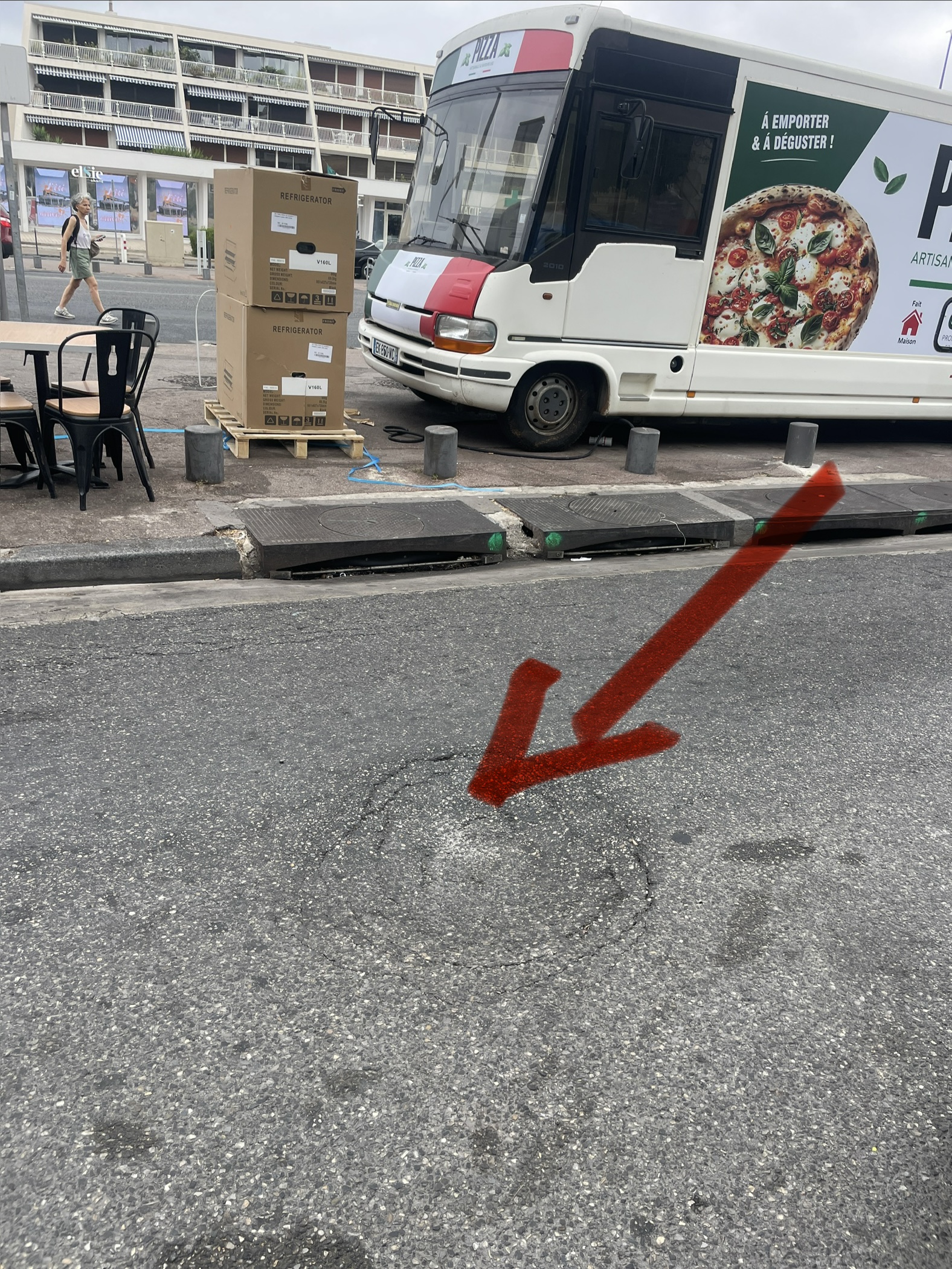Trou en formation dans la chaussée