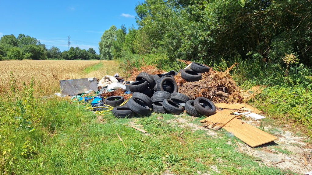 Déchets abandonnés en chemin