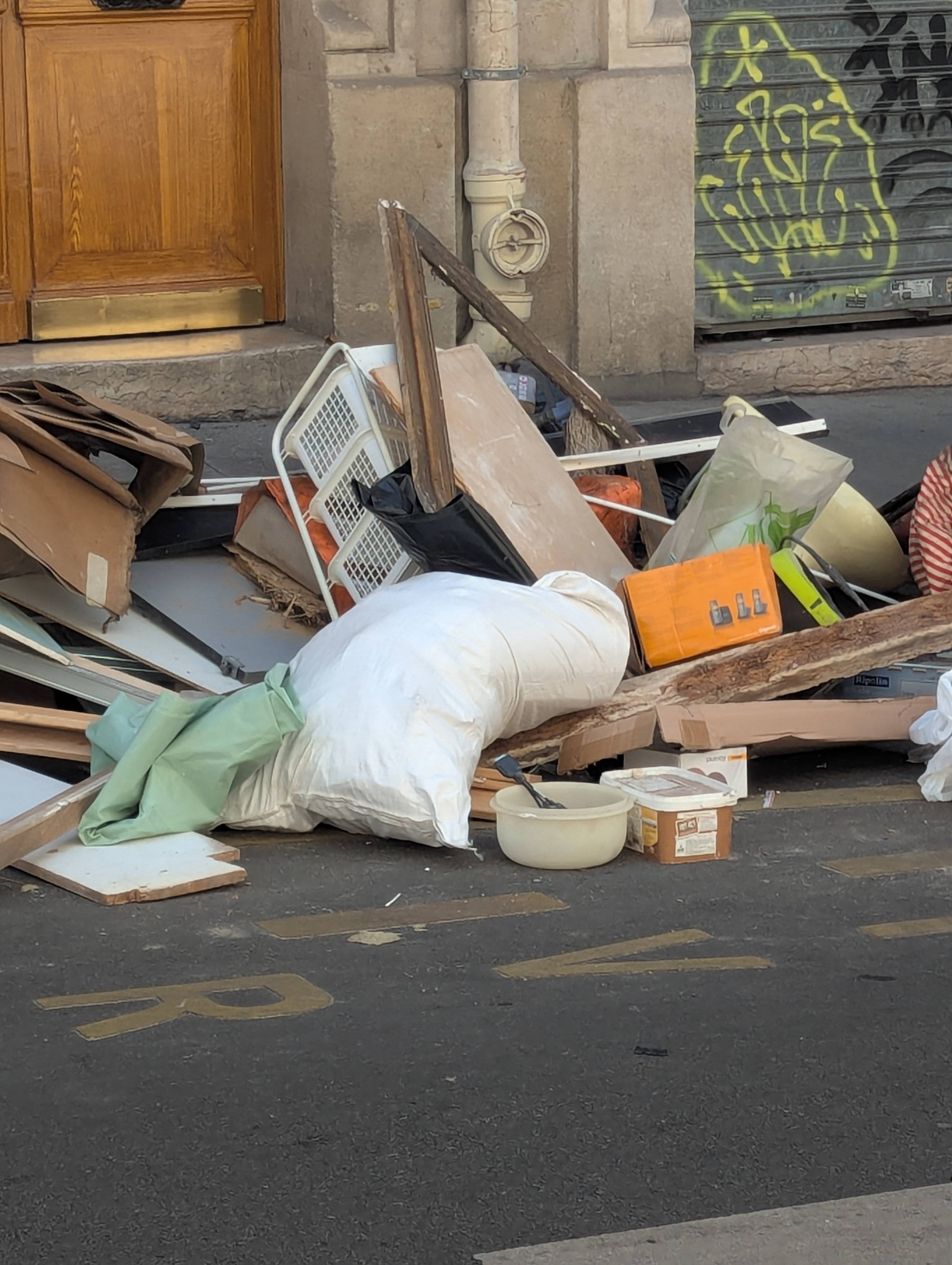 Déchets abandonnés sur la voie publique