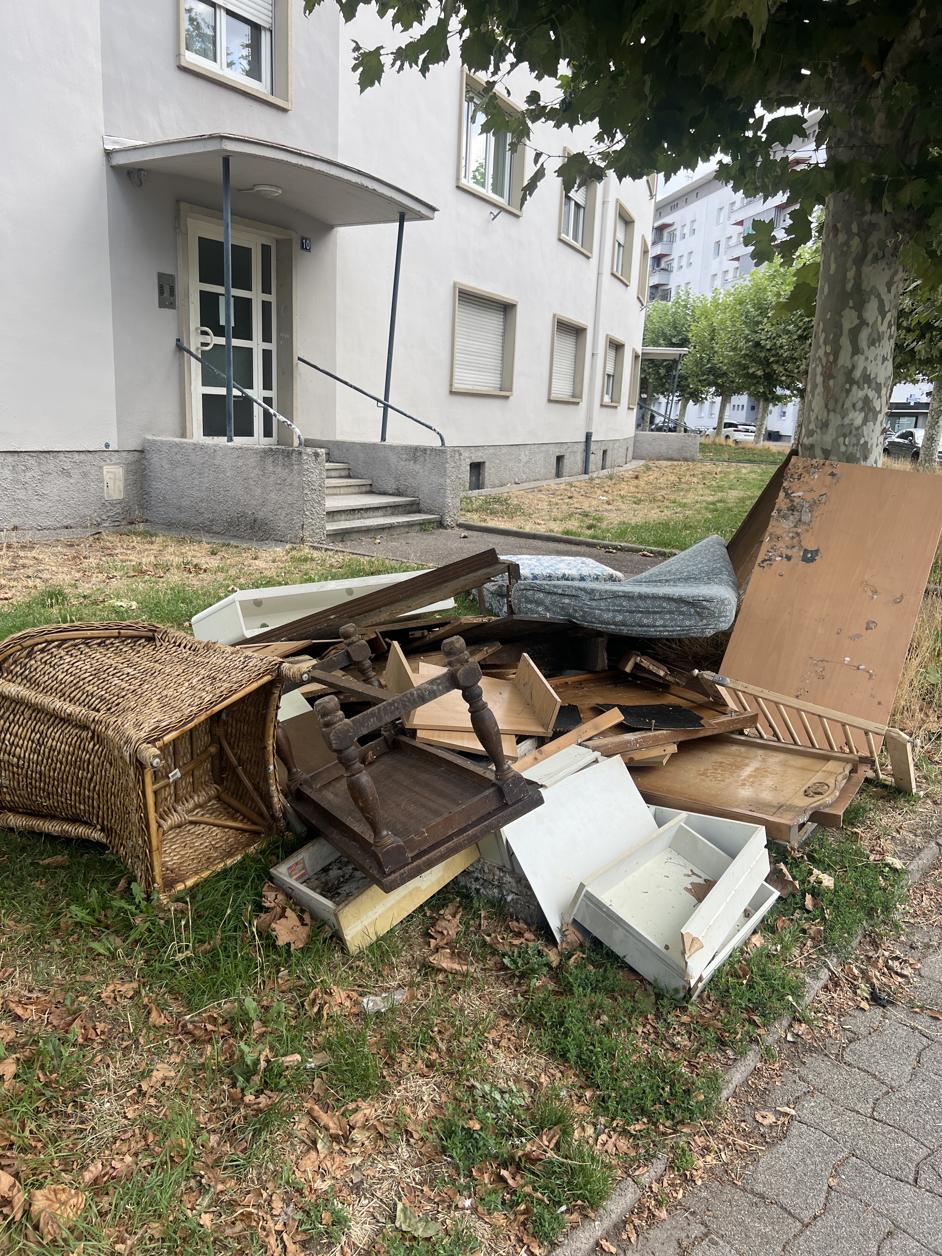 Mobilier abandonné sur terrain