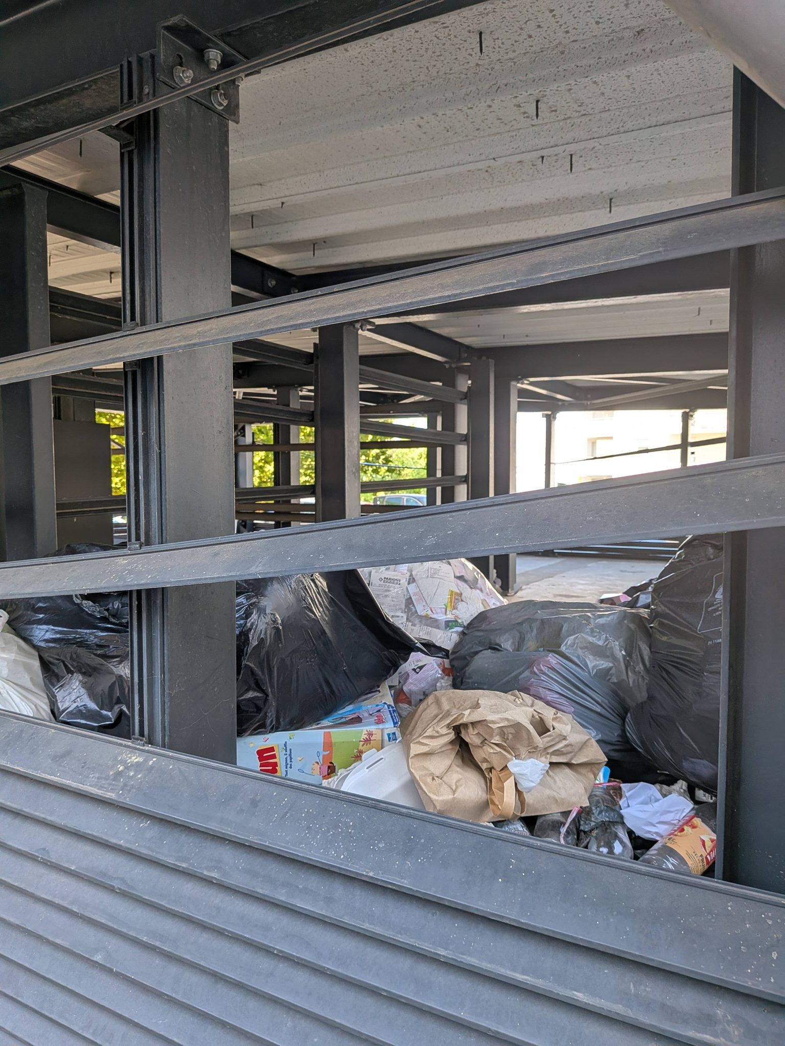 Signalement Déchets encombrants sur escalier