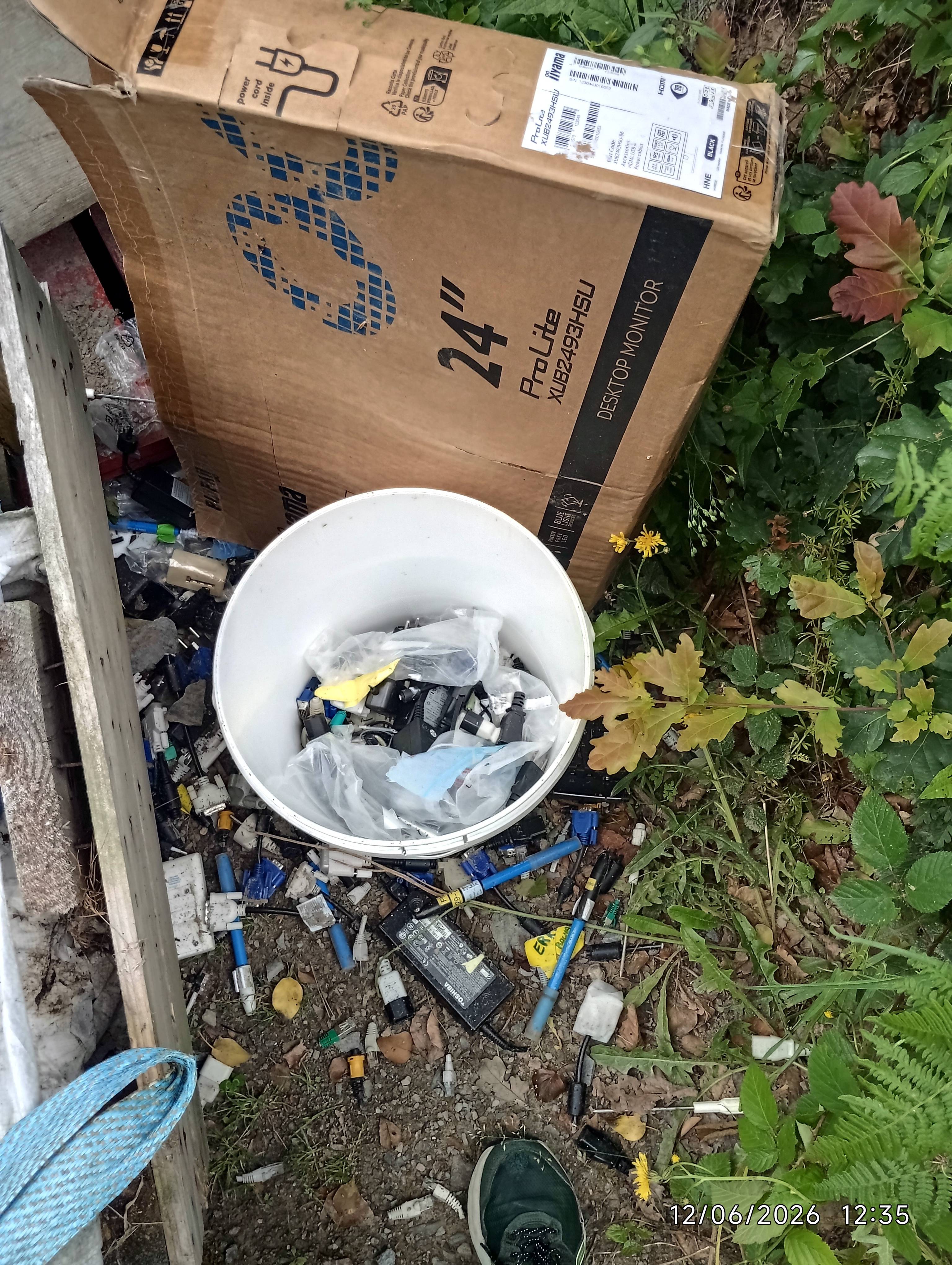 Photo 2 - Dépôt sauvage de déchets