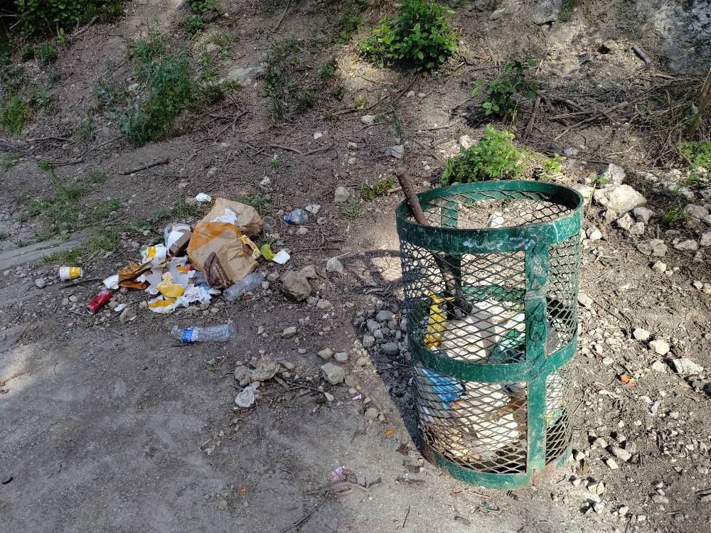Dégâts et déchets dans parc