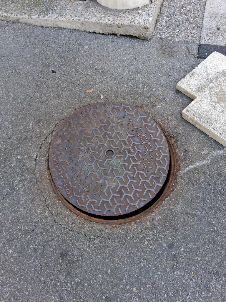 Plaque d'égout dangereuse